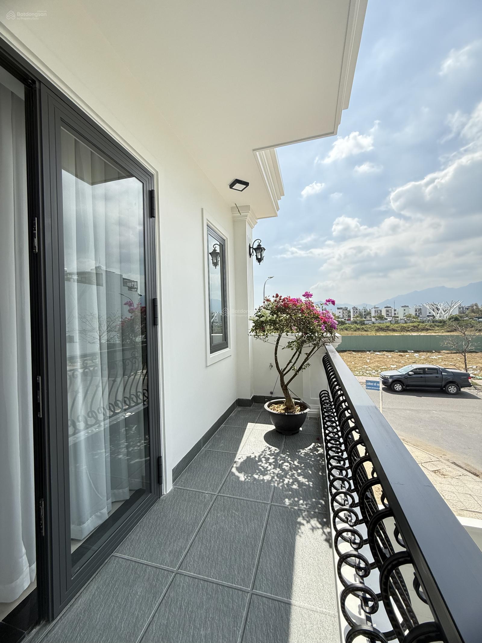 Nhà 3.5 tầng xây mới tân cổ điển, vị trí gần sông và gần cổng KĐT , giá cực tốt đã hoàn công nhà