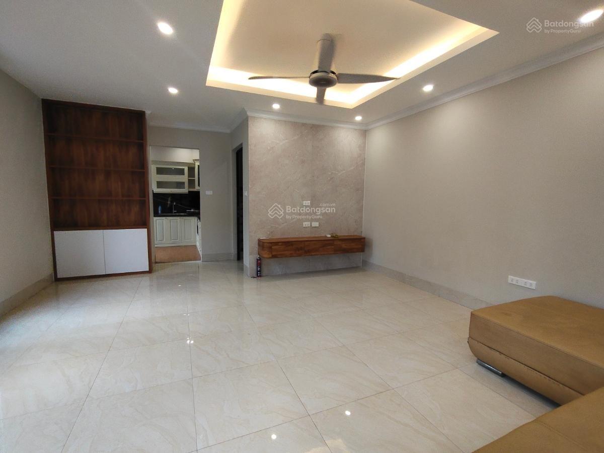 Đỉnh! Nhà phố Cầu Giấy, 36m2*5 tầng, mặt ngõ thông kinh doanh, 30m ra oto, dân xây, sổ đẹp, 9.5 tỷ