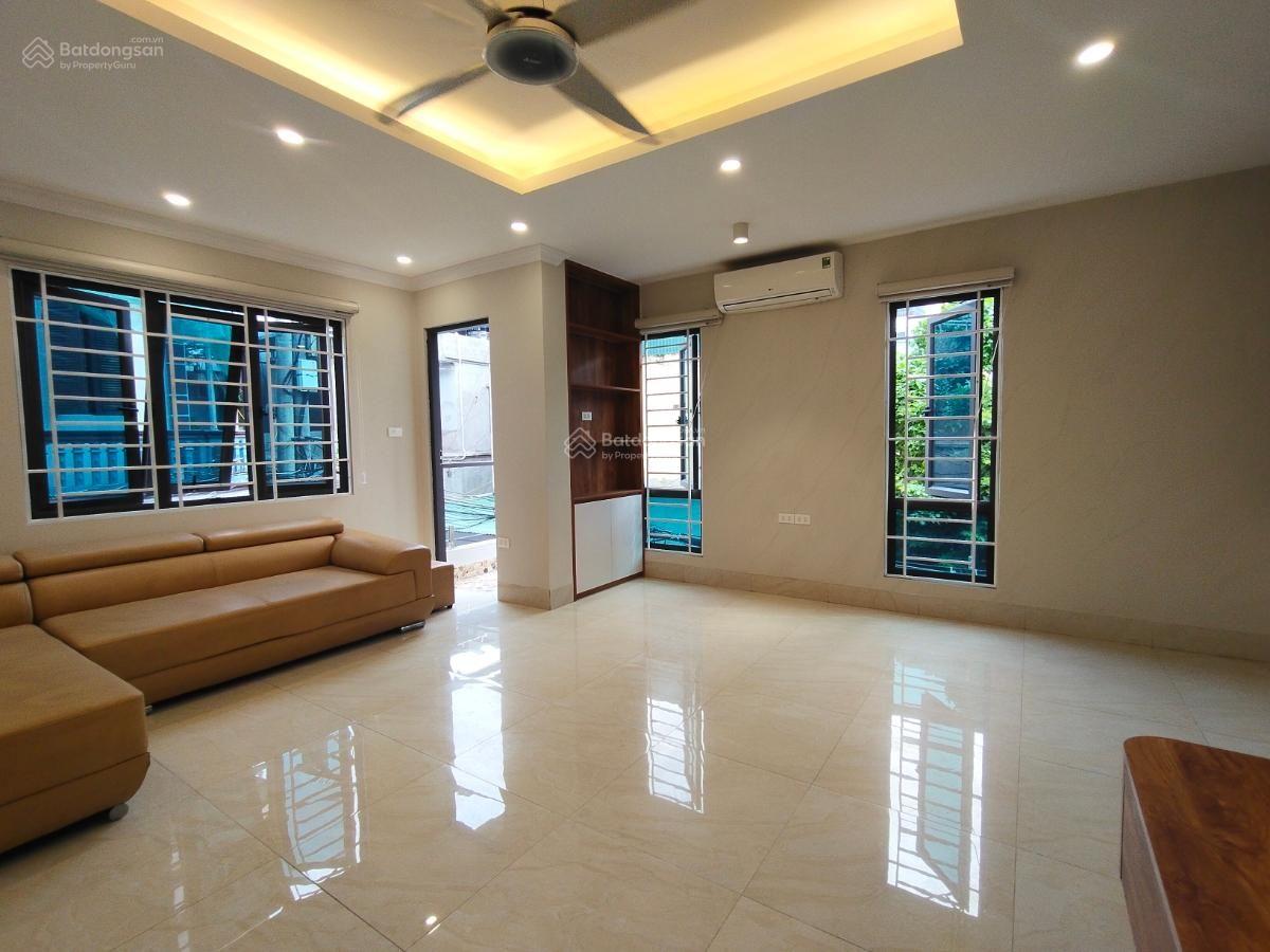 Đỉnh! Nhà phố Cầu Giấy, 36m2*5 tầng, mặt ngõ thông kinh doanh, 30m ra oto, dân xây, sổ đẹp, 9.5 tỷ