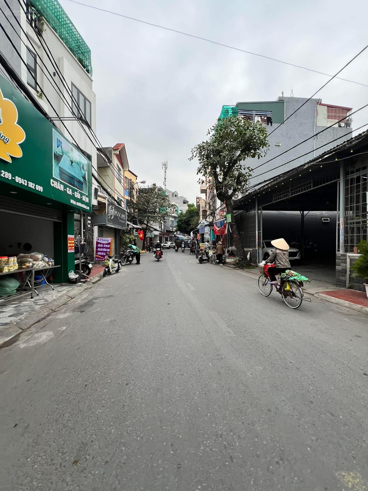 Nhà 3 tầng mặt đường Miếu Hai Xã. - Điểm đẹp kinh doanh tốt. Xẻ khe 2 mặt thoáng.