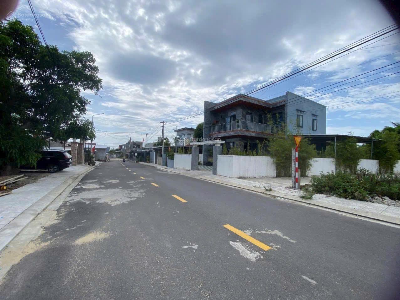 Bán 154m2 đất ở gần sát biển, đường vào 2 ô tô tránh nhau thông thẳng biển. LH 0967 486 ***