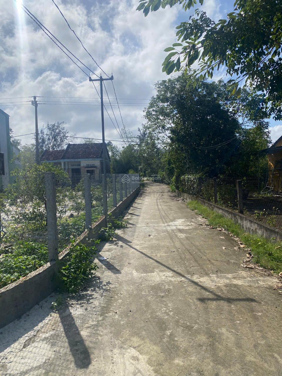 Bán 154m2 đất ở gần sát biển, đường vào 2 ô tô tránh nhau thông thẳng biển. LH 0967 486 ***