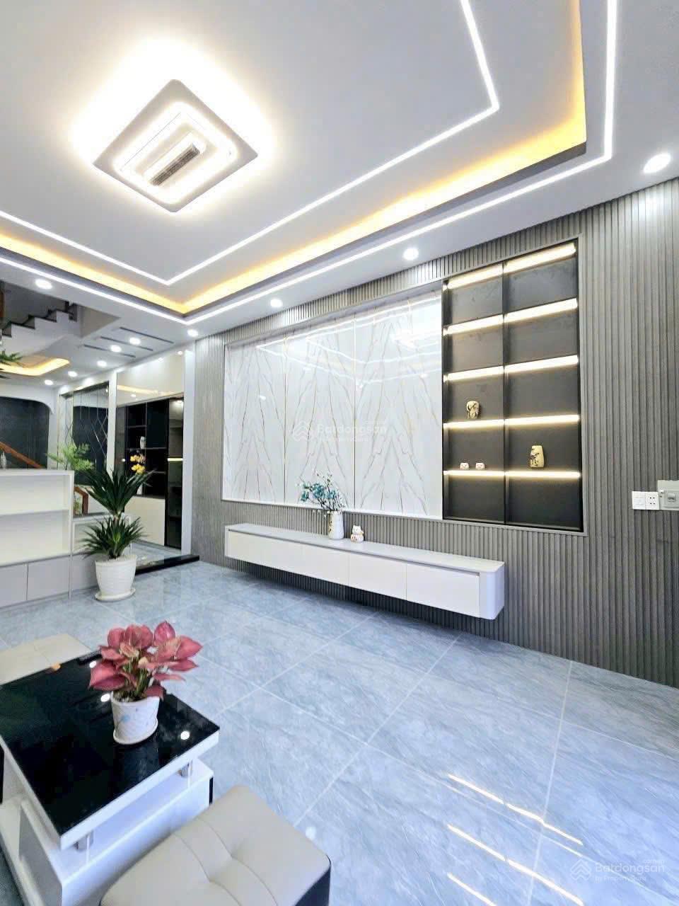 CC bán nhà mới 2 lầu DT 90m2 sẵn 3PN Dĩ An (TP HCM); Sân đậu ô tô 7 chỗ, SHR, hỗ trợ vay 70%