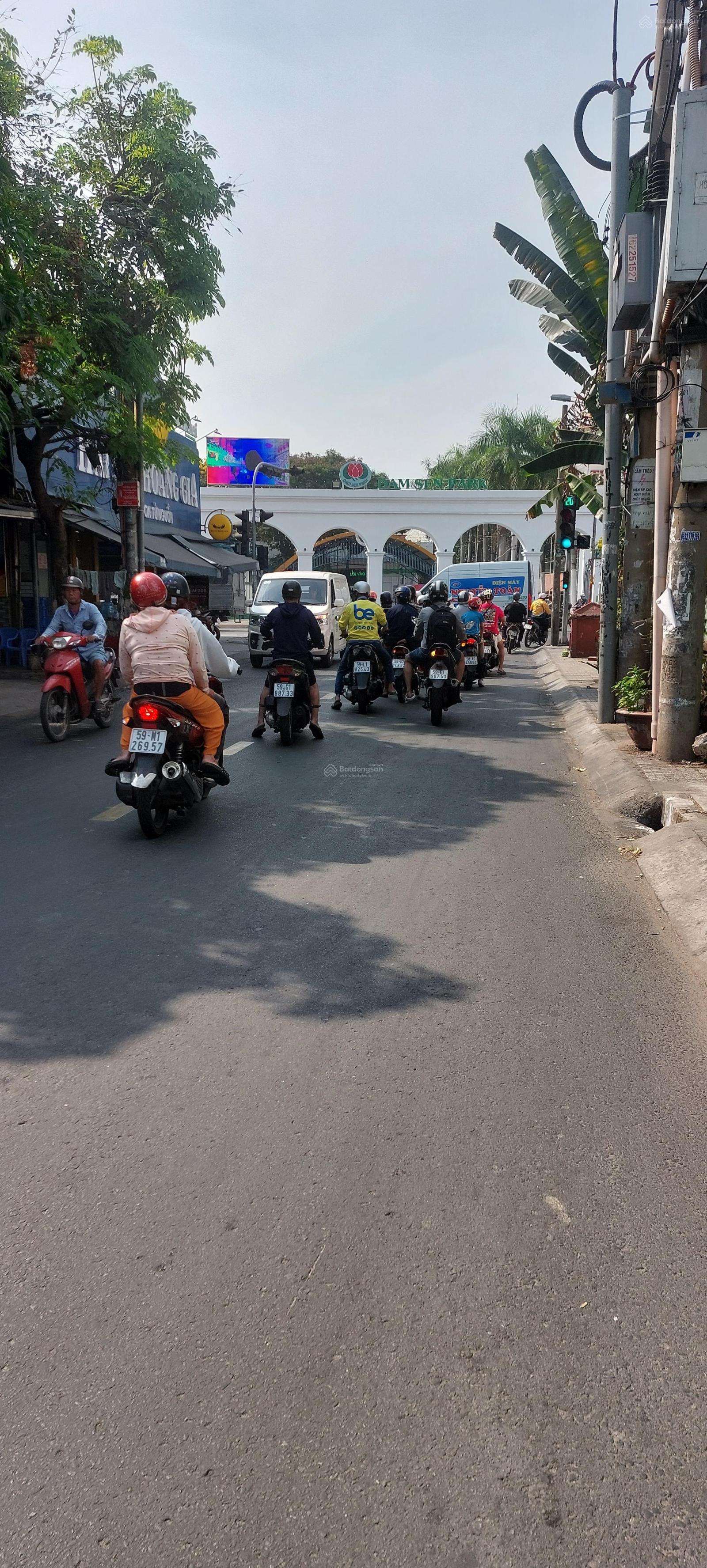 Bán gấp nhà chính chủ MTKD Khuông Việt ngay Hòa Bình, đối diện Cổng Đầm Sen.