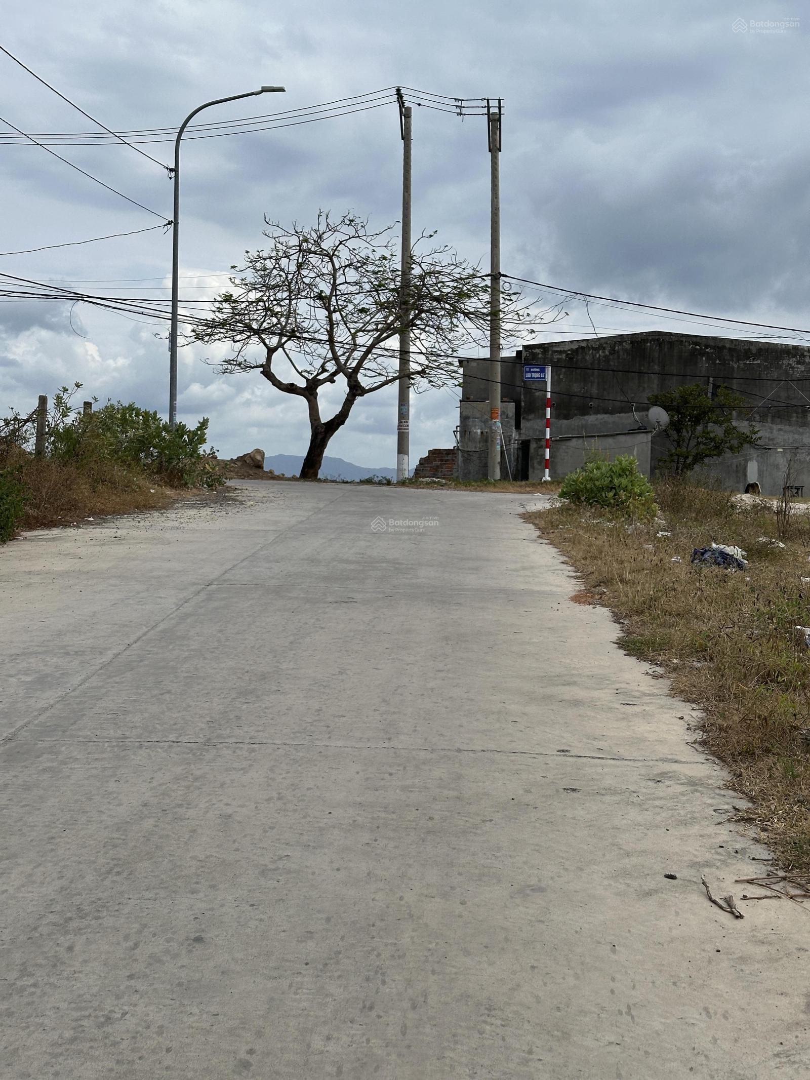 Cần bán lô đất cách biển Dốc Lết khoảng 100m. Diện tích: 470m2. Ngang 15m. Đường rộng 9m. Giá tốt