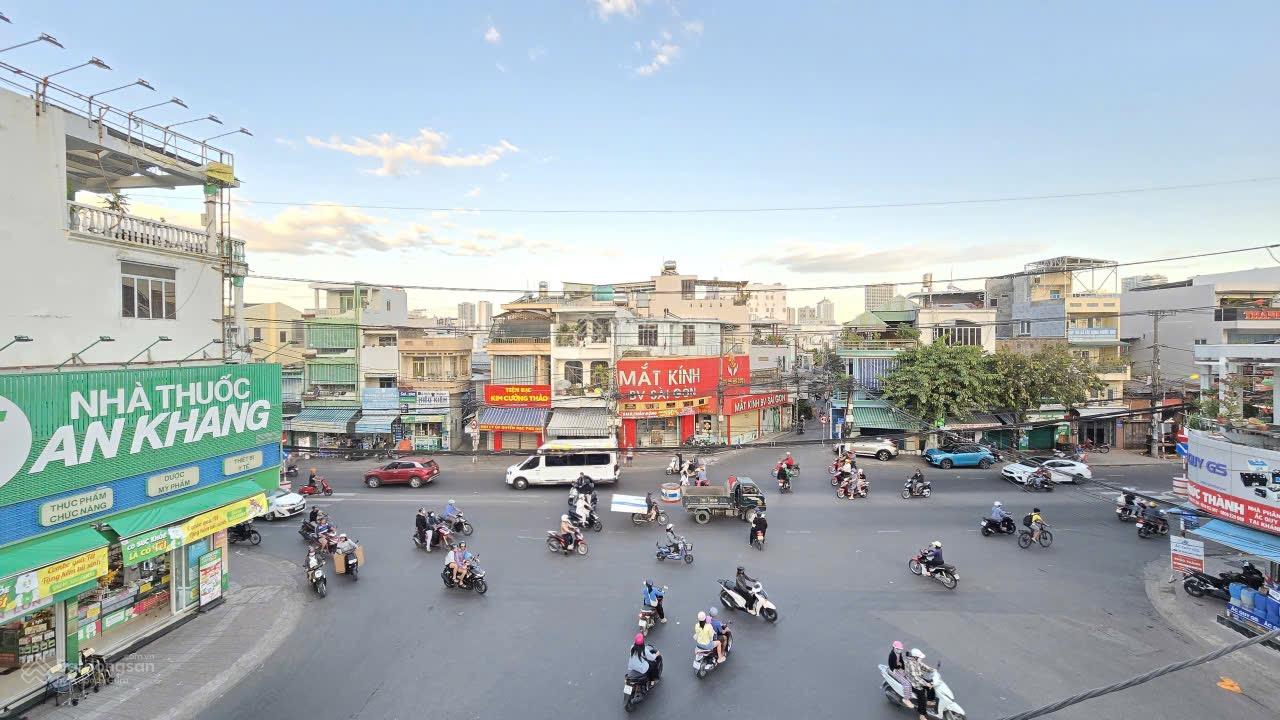 Bán căn nhà nằm ngay ngã 4, vị trí đẹp kinh doanh hoặc cho thuê (giá chỉ 15.5 tỷ)