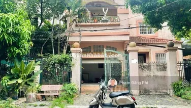 BIỆT THỰ 2 LẦU - NGANG KHỦNG 12M X 17M- ĐƯỜNG NHỰA 12M ( CÓ LỀ ) - 4PN LỚN - 5WC - GARA ÔTÔ .