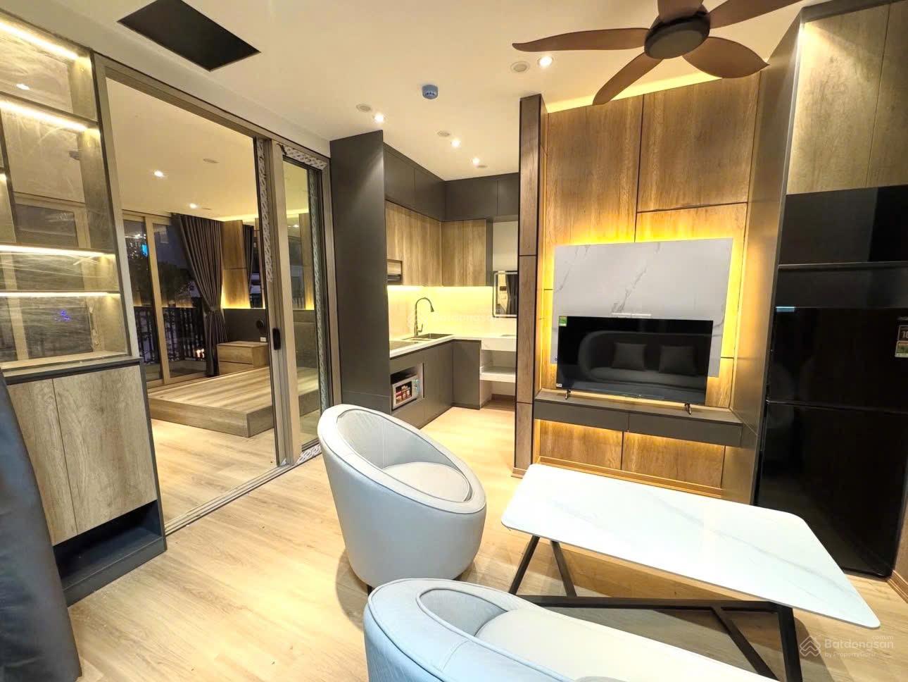 Căn hôn tách bếp, ban công lớn - gần ga Metro Tân Cảng, trường đại học - đầy đủ nội thất, tiện nghi