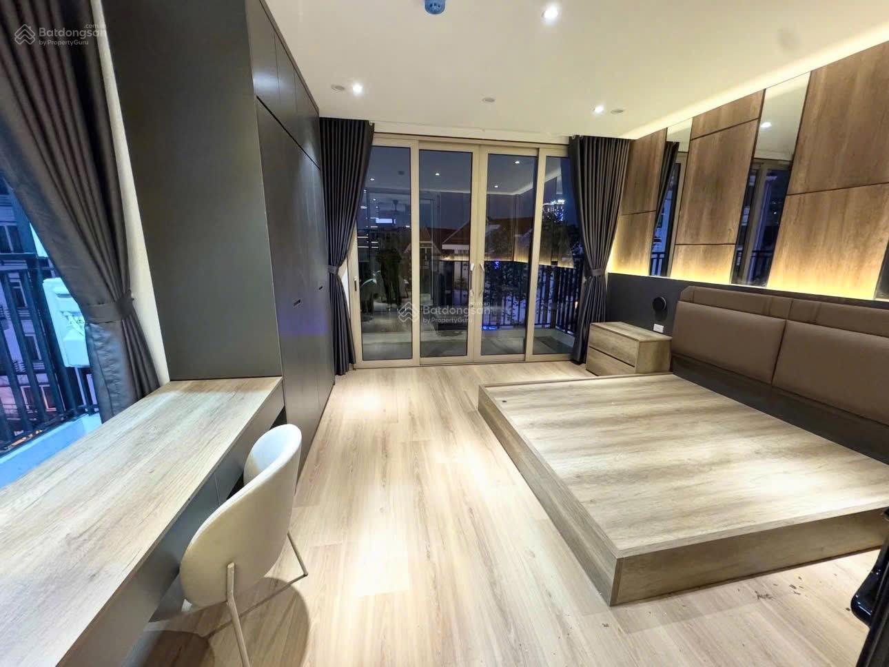 Căn hôn tách bếp, ban công lớn - gần ga Metro Tân Cảng, trường đại học - đầy đủ nội thất, tiện nghi