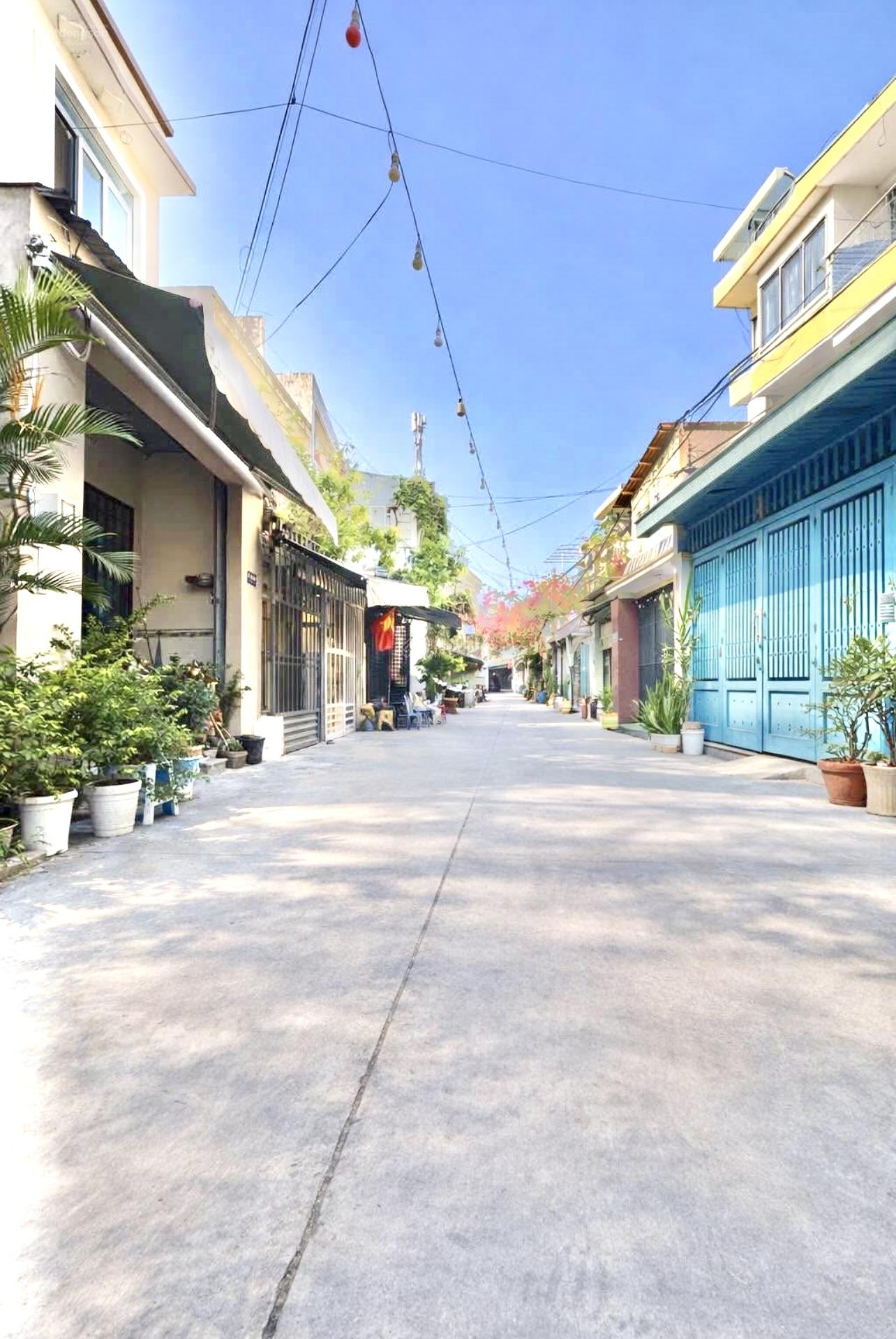 Nhà 4 tầng 96m2 - vừa ở vừa cho thuê - chỉ 6.3 tỷ - Hương Lộ 2, gần Tân Phú