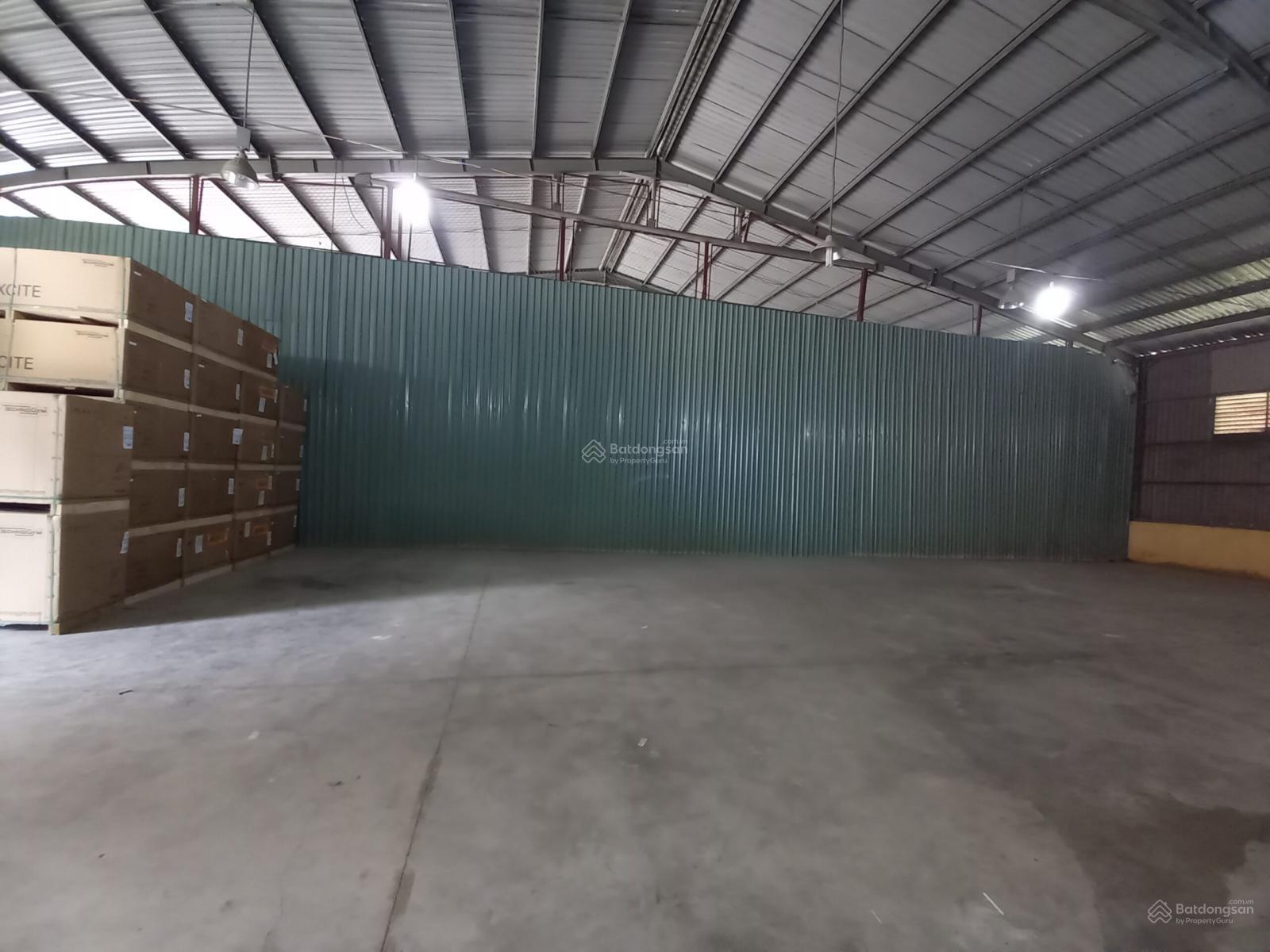 Cho thuê kho xưởng 1000 m2 ngay đường Liên Phường và Đỗ Xuân Hợp giá 80tr/tháng.