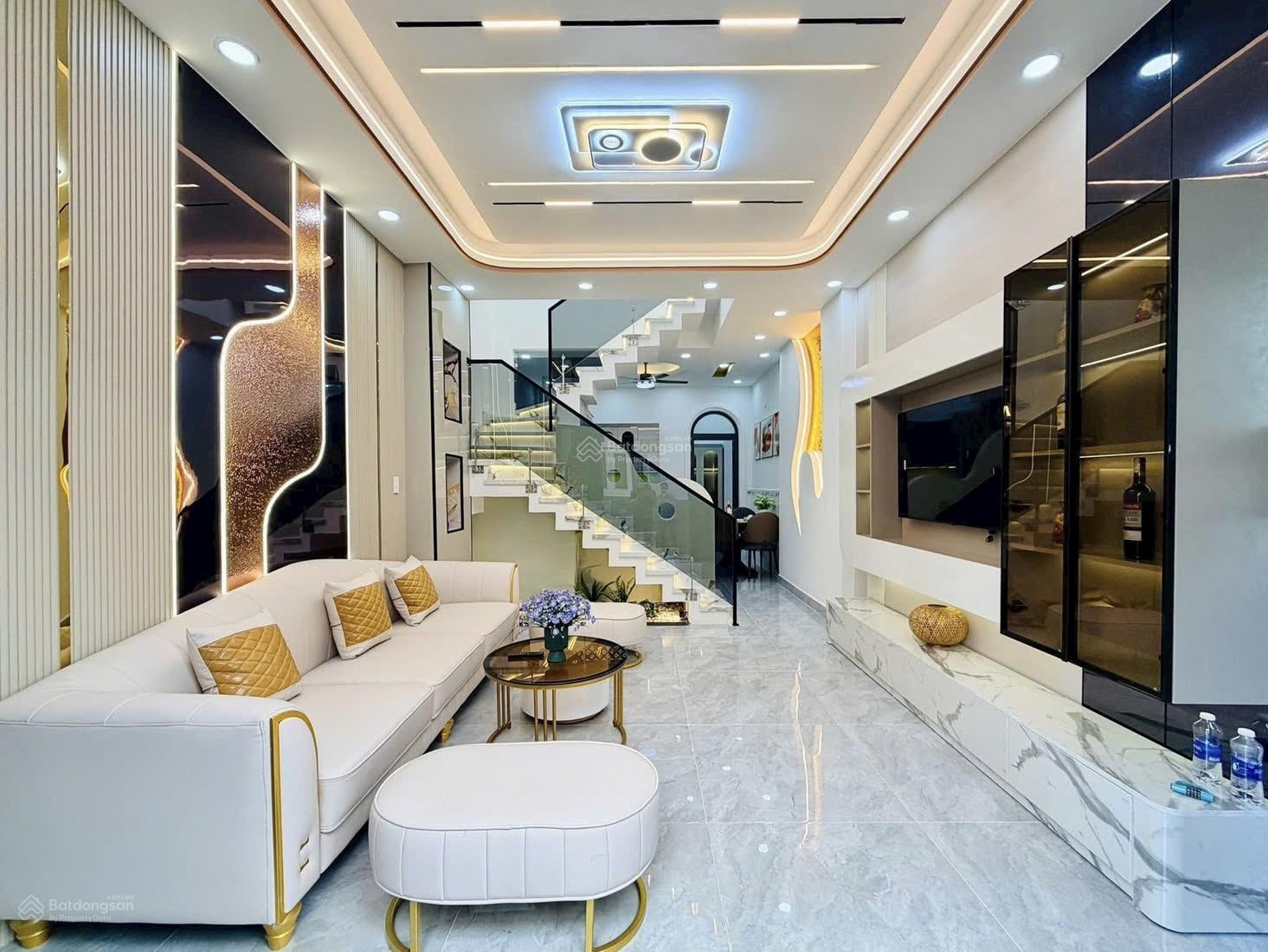 nhà mới- đẹp- 3 phòng ngủ- diện tích to- cách 2 căn ra mặt tiền đường- full nội thất tốt