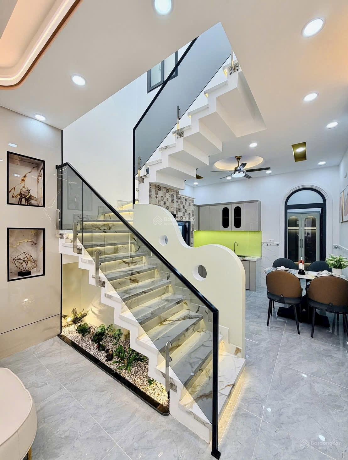 nhà mới- đẹp- 3 phòng ngủ- diện tích to- cách 2 căn ra mặt tiền đường- full nội thất tốt