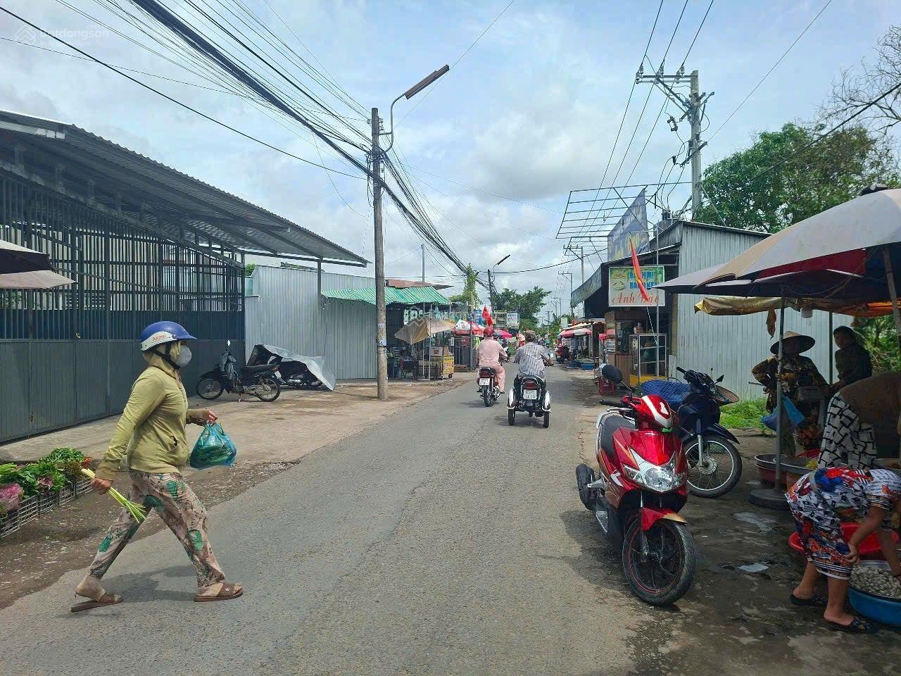 Bán đất 731.9 m2 mặt tiền đường Nguyễn Văn Trường xéo Bách Hoá Xanh, TP Cần Thơ