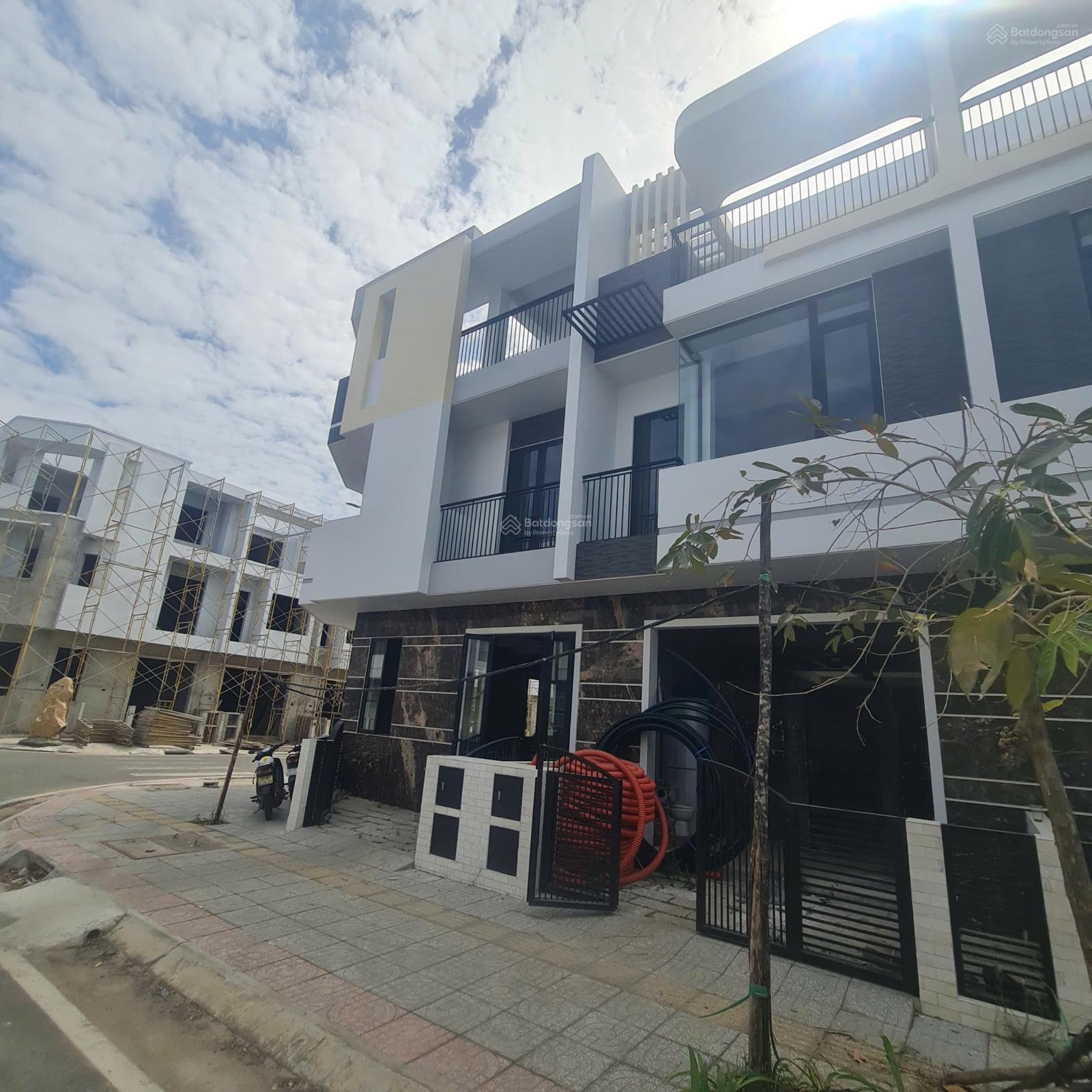 Bán gấp nhà phố dự án The Light Vũng Tàu, 1 trệt 2 lầu, hướng Tây Bắc. Giá chỉ 6 tỷ (bao phí)