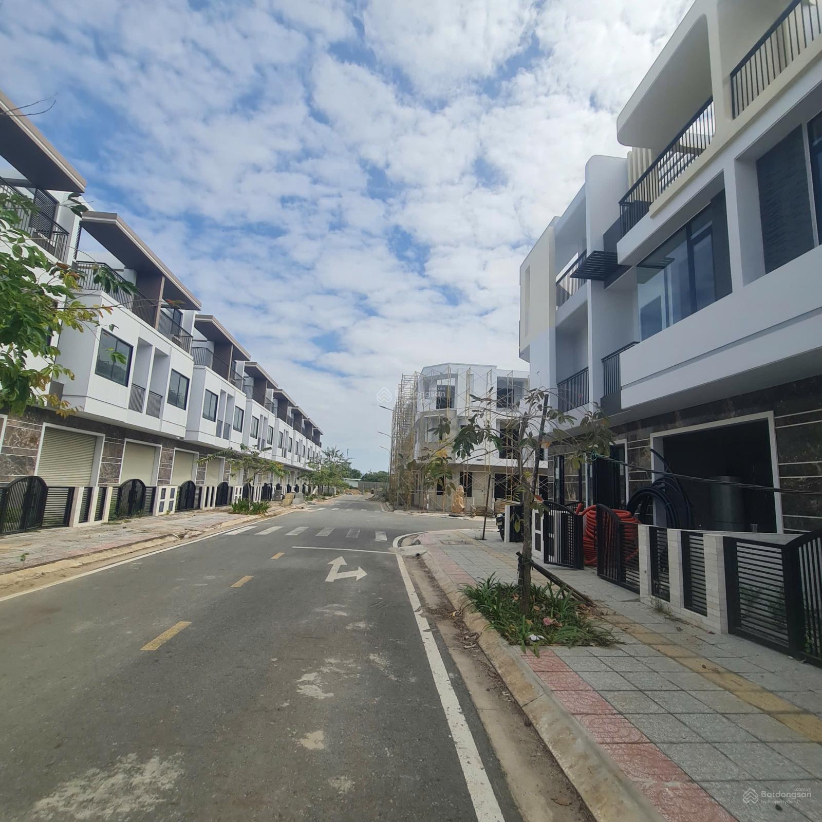 Bán gấp nhà phố dự án The Light Vũng Tàu, 1 trệt 2 lầu, hướng Tây Bắc. Giá chỉ 6 tỷ (bao phí)