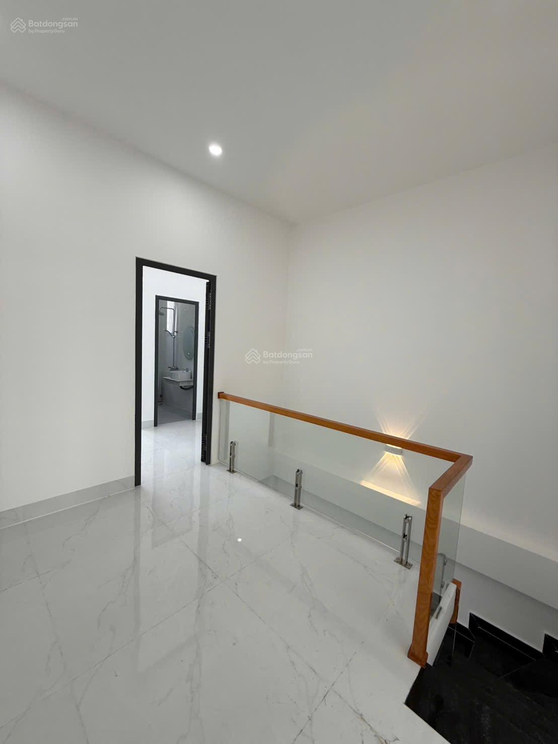 Bán căn nhà lầu mới , đầy đủ nội thất , gần chợ , trường học ub Tân Triều