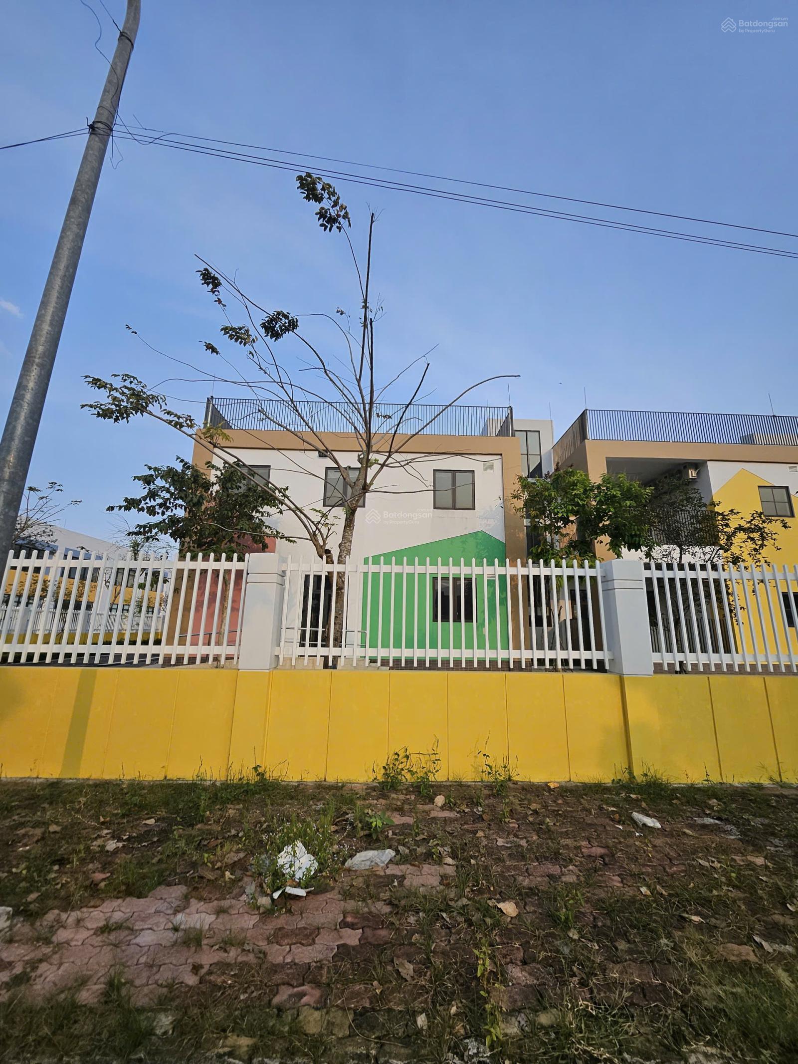 Bán đất nền "mặt tiền view trường học, view đẹp" nền sạch đẹp diện tích 100m2(5x20) giá 2tỷ250tr