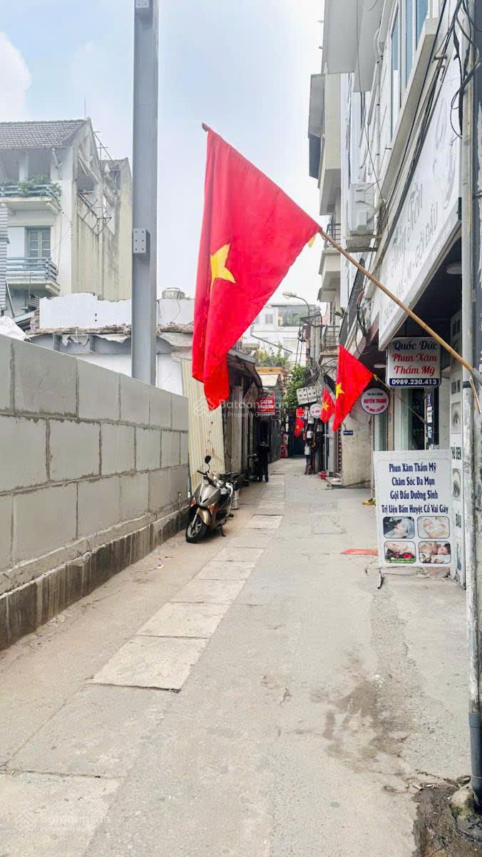 GIÁ RẺ CHỈ 180TR/M2; NHÀ ĐẸP 3 TẦNG Ở NGAY PHỐ CẦU GIẤY. DT 106M2; MT 5M NỞ HẬU - 30M RA ÔTÔ TRÁNH