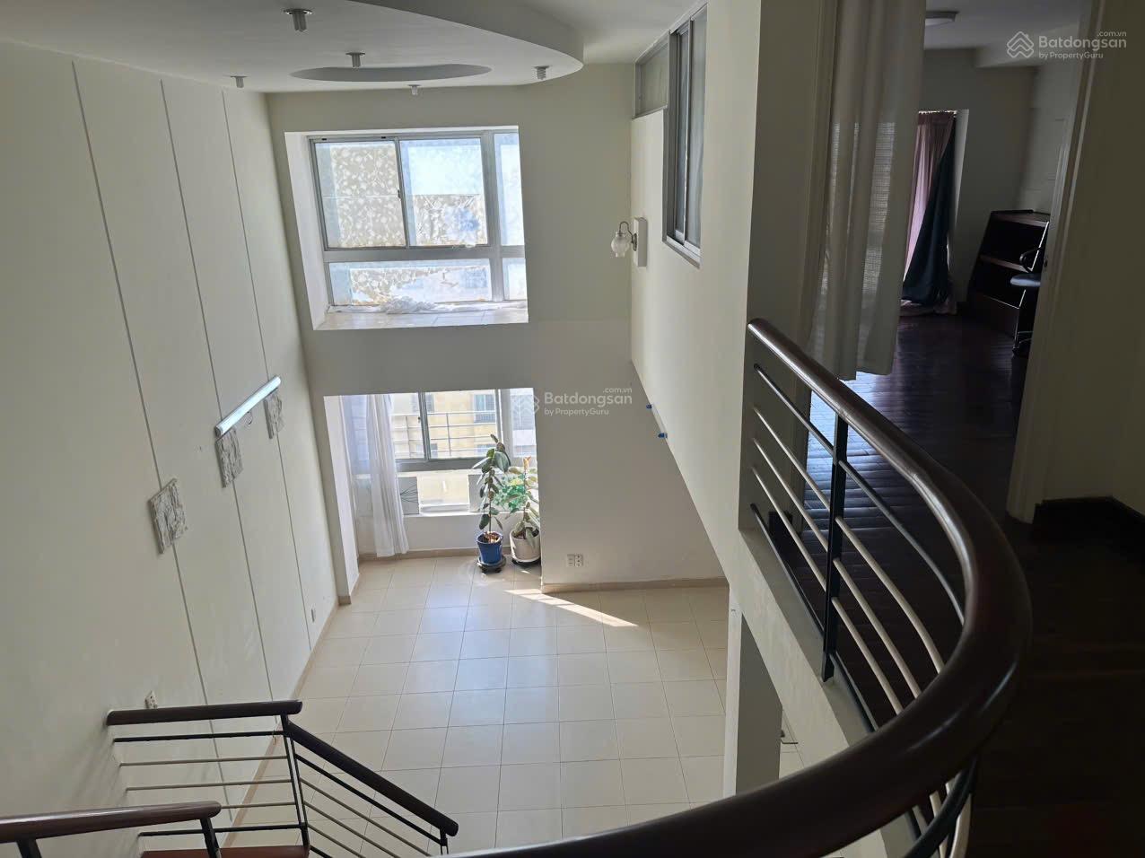 Cần bán duplex Sky Garden 1, PMH, Q7, 121m2, 7tỷ, 3PN 2WC, nội thất cơ bản, khu an ninh, thân thiện