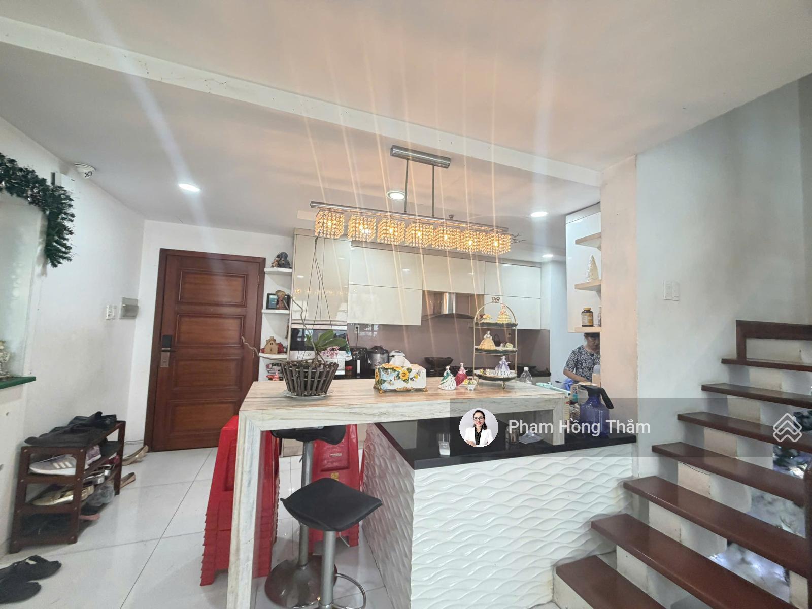 Bán căn hộ Penthouse Giai Việt, DT 315m2, 3PN, 4WC có nội thất, sổ hồng, giá 12.5 tỷ. LH 0933 888 ***