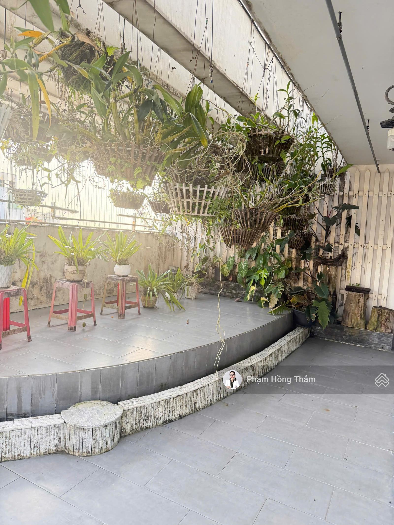 Bán căn hộ Penthouse Giai Việt, DT 315m2, 3PN, 4WC có nội thất, sổ hồng, giá 12.5 tỷ. LH 0933 888 ***