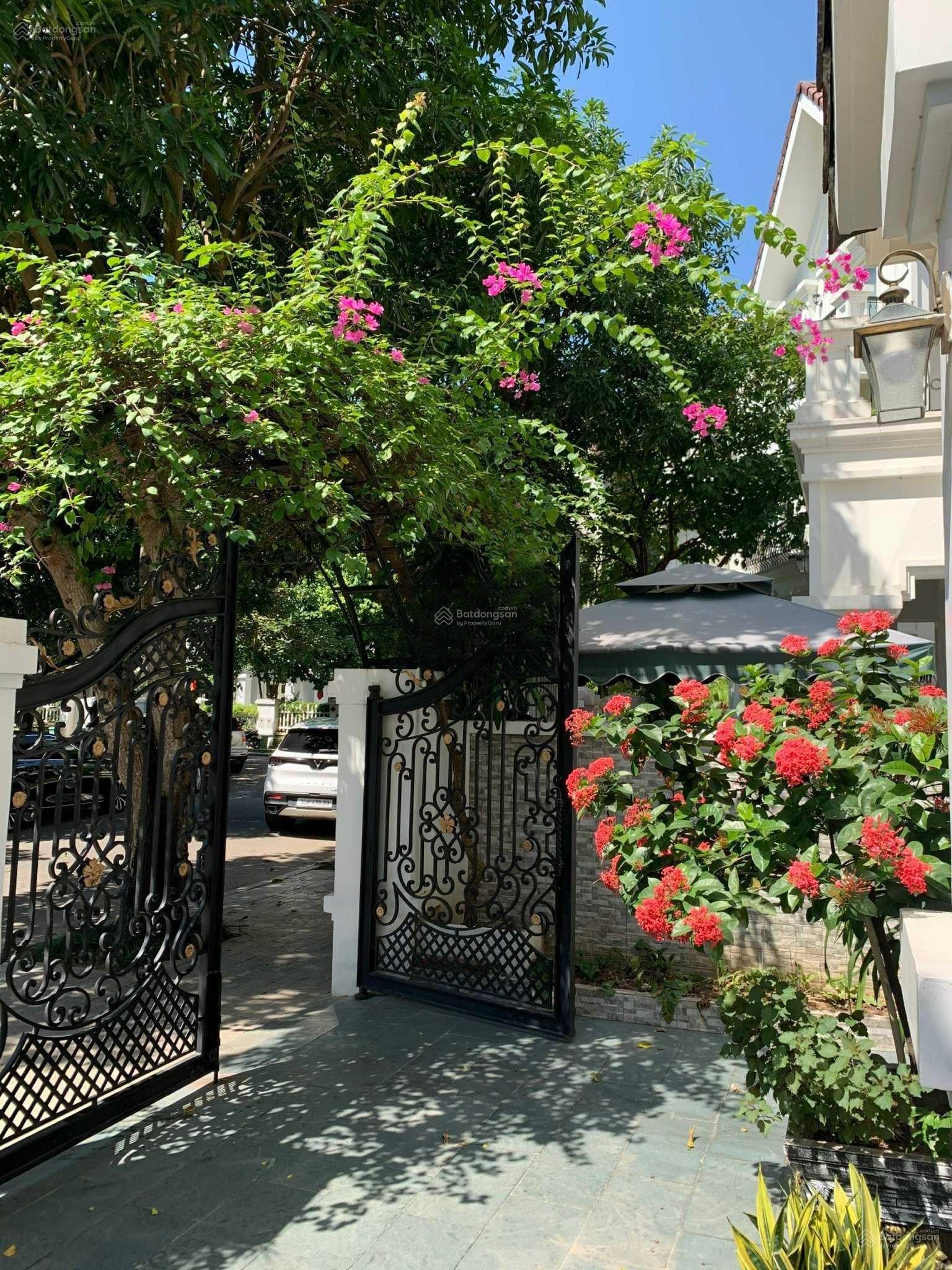 Bán nhanh BT Hoa Sữa 02 - 08 hướng ĐB 200.5m2 xây dựng 412m2 view vườn hoa lớn sông miên man 60.5tỷ Bán nhanh BT Hoa Sữa 02 - 08 hướng ĐB 200.5m2 xây dựng 412m2 view vườn hoa lớn sông miên man 60.5tỷ