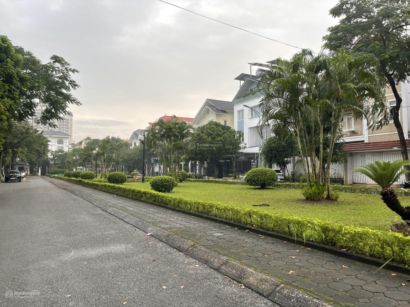 Cần Bán Căn Biệt Thự Siêu Đẹp BC Hướng Nam KĐT Việt Hưng Diện Tích 166m2 Giá 46,5 Tỷ - 0899 583 ***