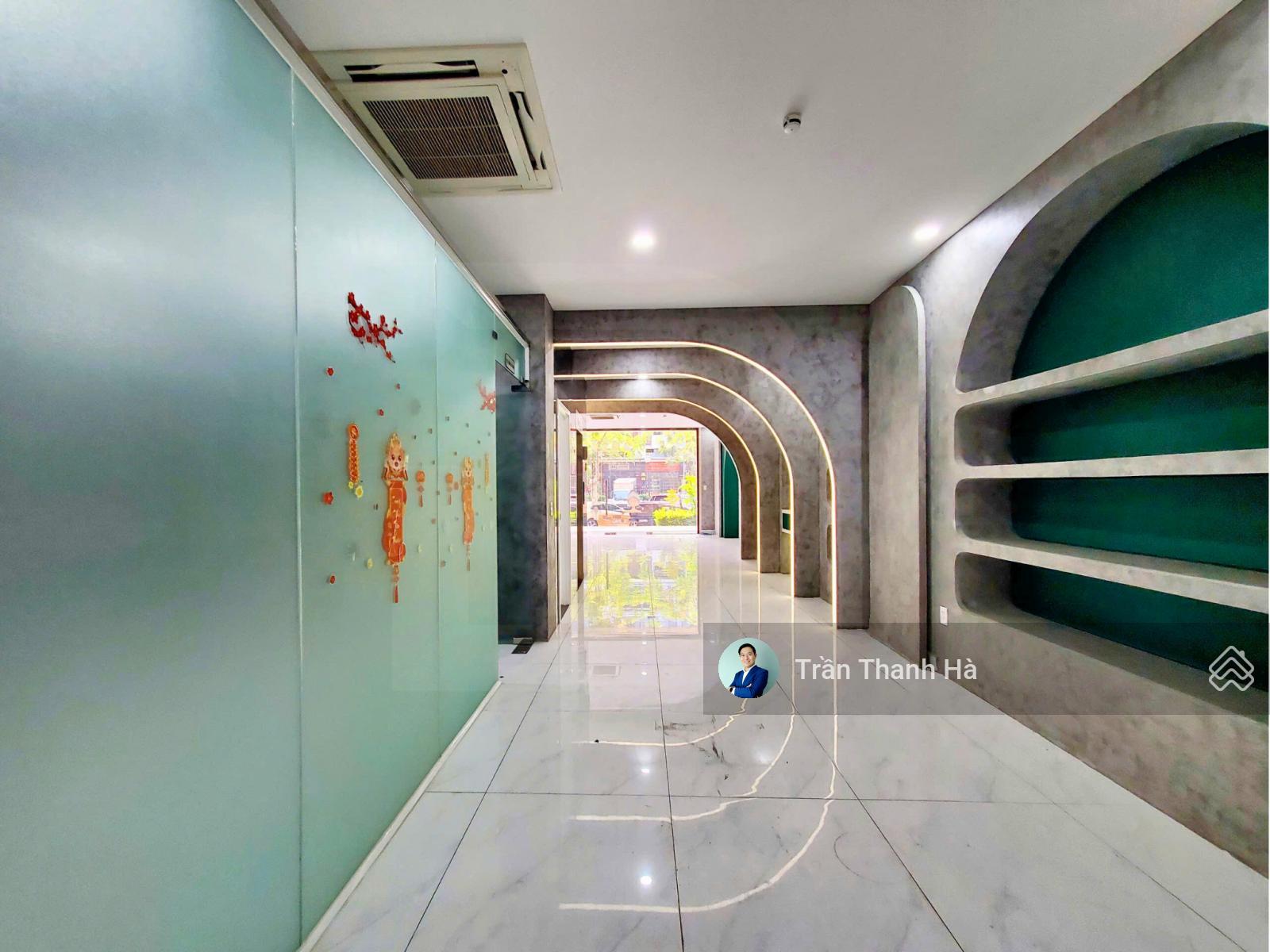 Cho thuê mặt tiền 7x20m ngăn vách kính sẵn, văn phòng chuyên nghiệp  Vạn Phúc City