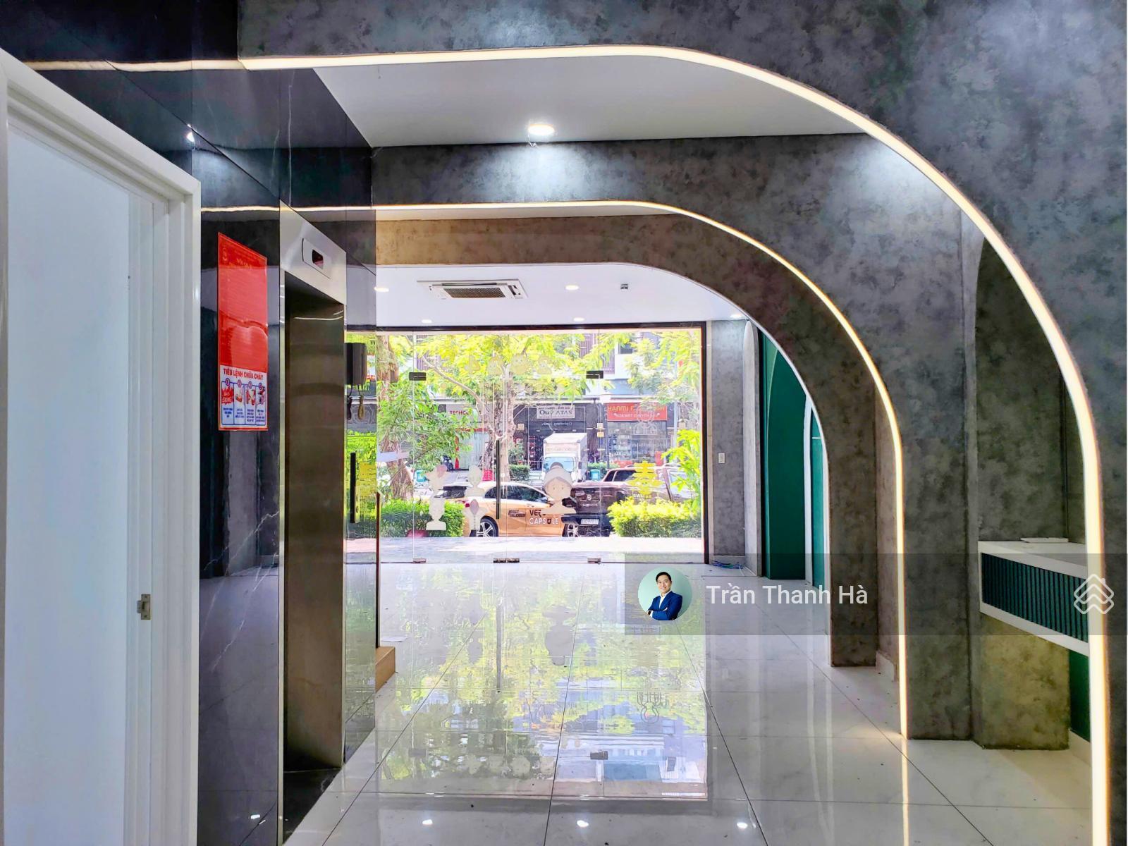 Cho thuê mặt tiền 7x20m ngăn vách kính sẵn, văn phòng chuyên nghiệp  Vạn Phúc City