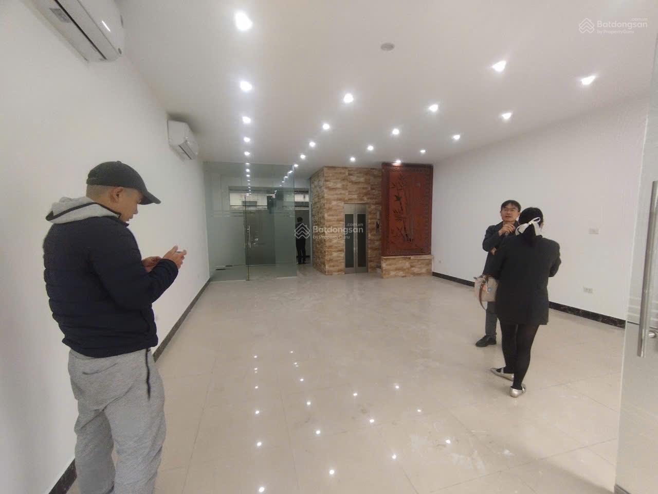 Cho thuê nhà nhà phố Cự Lộc, Thanh Xuân. DT 100m2, 6 tầng, mặt tiền 6m thang máy, nhà mới. Giá 60tr