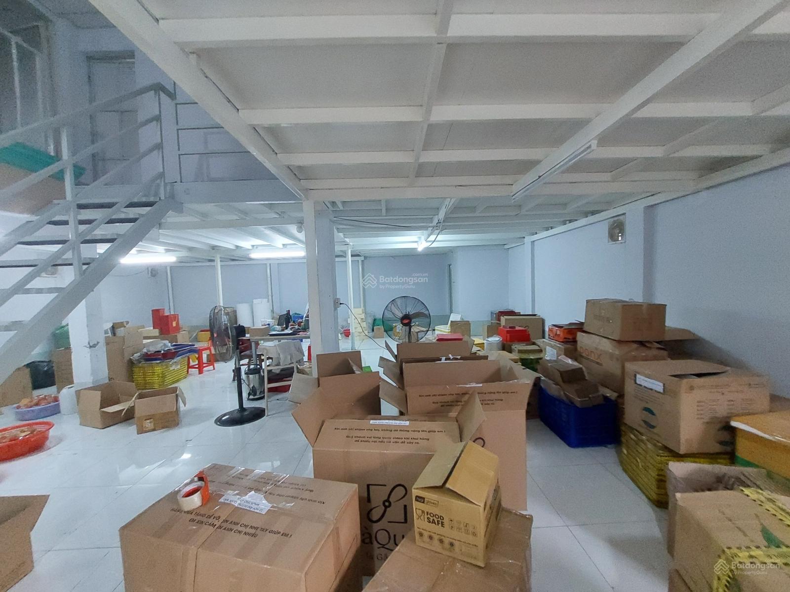 Kho cho thuê Quận 7 đẹp có vp, wc, trần la phông kết hợp vp, kho cho ở lại Kho cho thuê Quận 7 đẹp có vp, wc, trần la phông kết hợp vp, kho cho ở lại