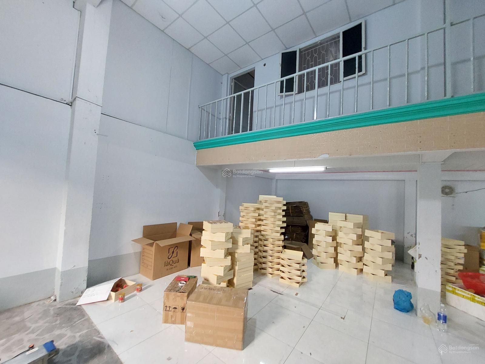 Kho cho thuê Quận 7 đẹp có vp, wc, trần la phông kết hợp vp, kho cho ở lại Kho cho thuê Quận 7 đẹp có vp, wc, trần la phông kết hợp vp, kho cho ở lại