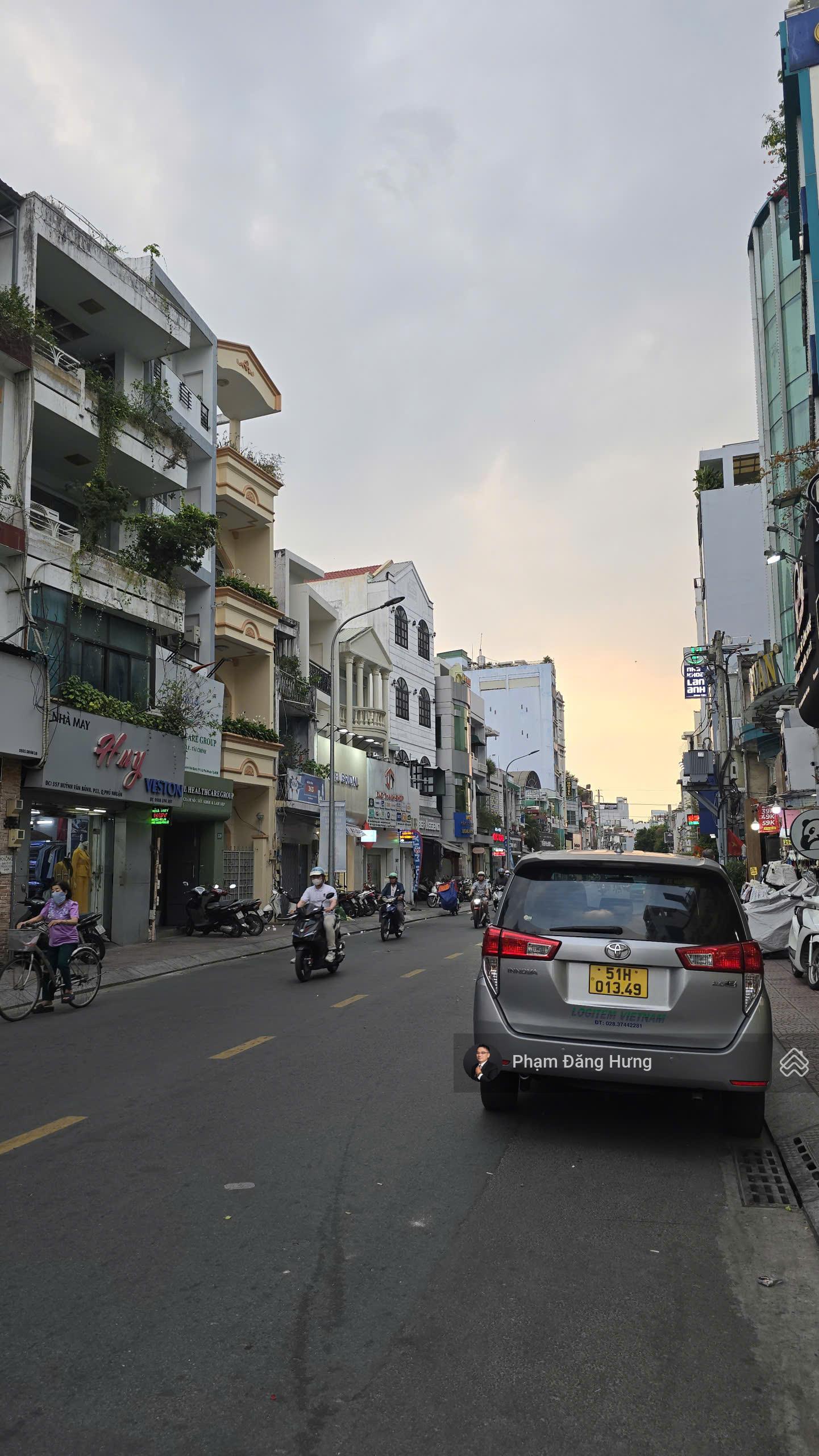 Nhà đẹp Phú Nhuận, hẻm VF3 đậu cửa, ra MT Huỳnh Văn Bánh 50m, 5.2x10, 3 tầng, full nội thất, 9.7 tỷ