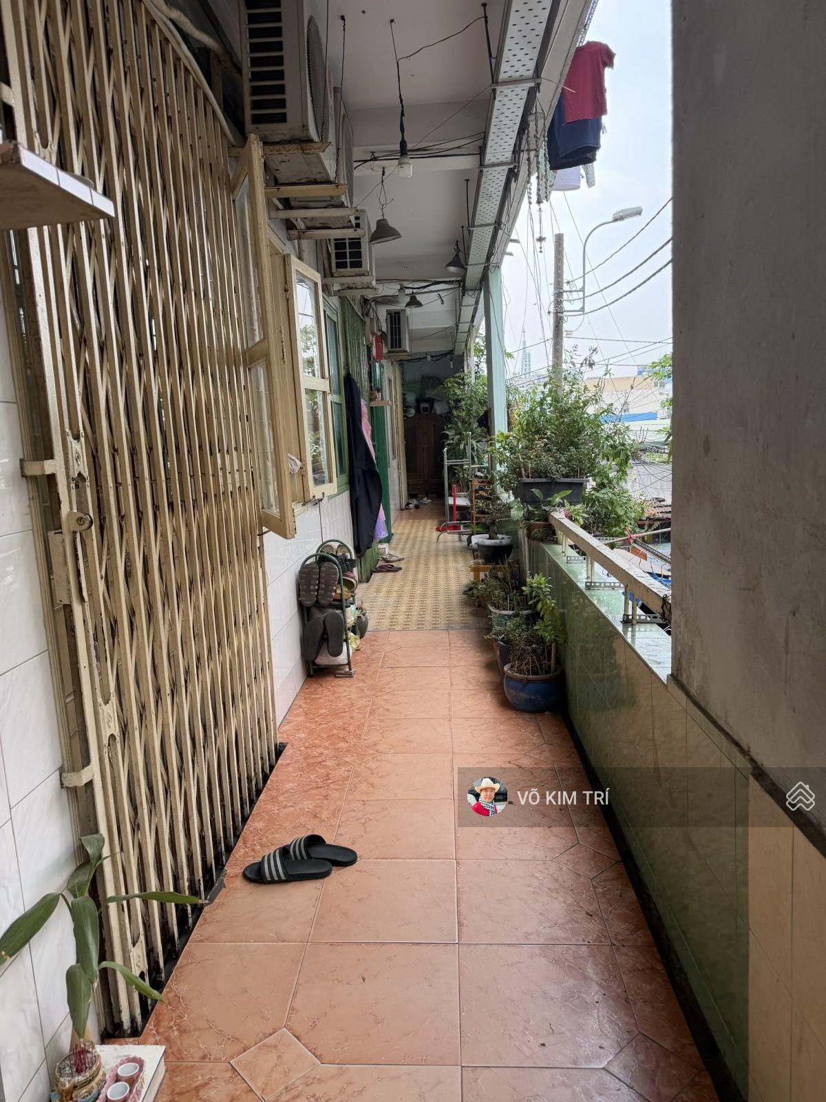 Quận 11 CC Lạc Long Quân 40m2, lầu 1 sát Đầm Sen, SHR, giá 2,35 tỷ