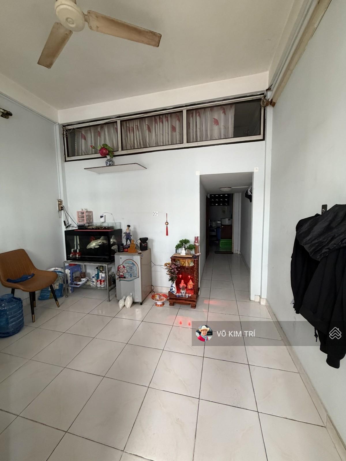 Quận 11 CC Lạc Long Quân 40m2, lầu 1 sát Đầm Sen, SHR, giá 2,35 tỷ