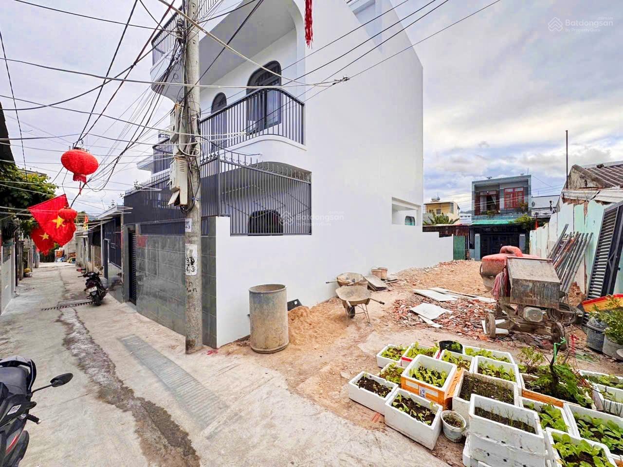 Đất hẻm Hoà Trung _ đường 2 xe máy { đi ra biển Hòn Chồng: 1,5km }  Giá: 1,9 tỷ