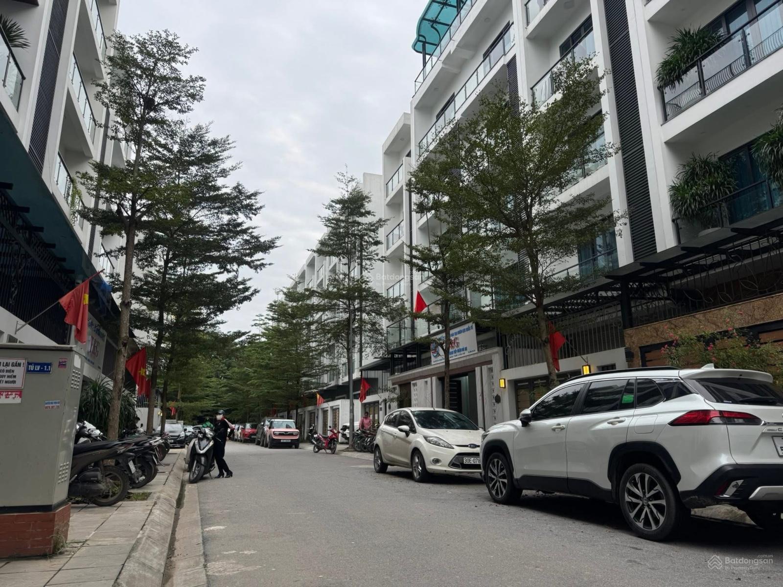 Cho thuê biệt thự tại Phạm Hùng. DT : 150 M * 4 tầng. MT: 9 M , chia phòng , Ô tô tránh