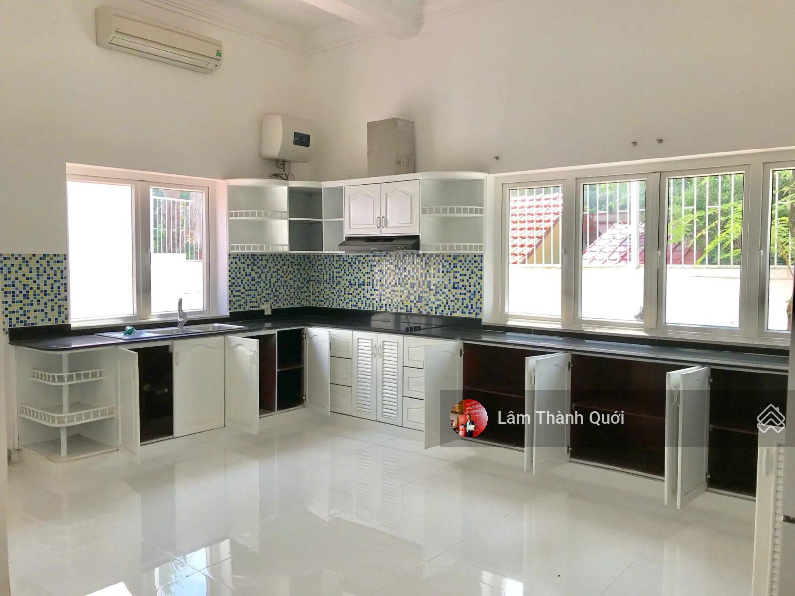 Bán villa đường Quốc Hương, 20x55m, 1053m2, 1 lầu, có hồ bơi rộng, 190 tỷ