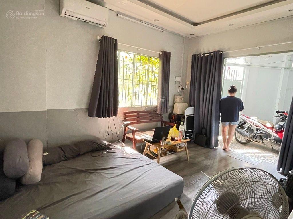 Bán nhà ngon chỉ 5.3T - DT: 70m2, Đ. Xóm chiếu, thông ra Tôn Đản, Hoàng Diệu - gần Khánh Hội