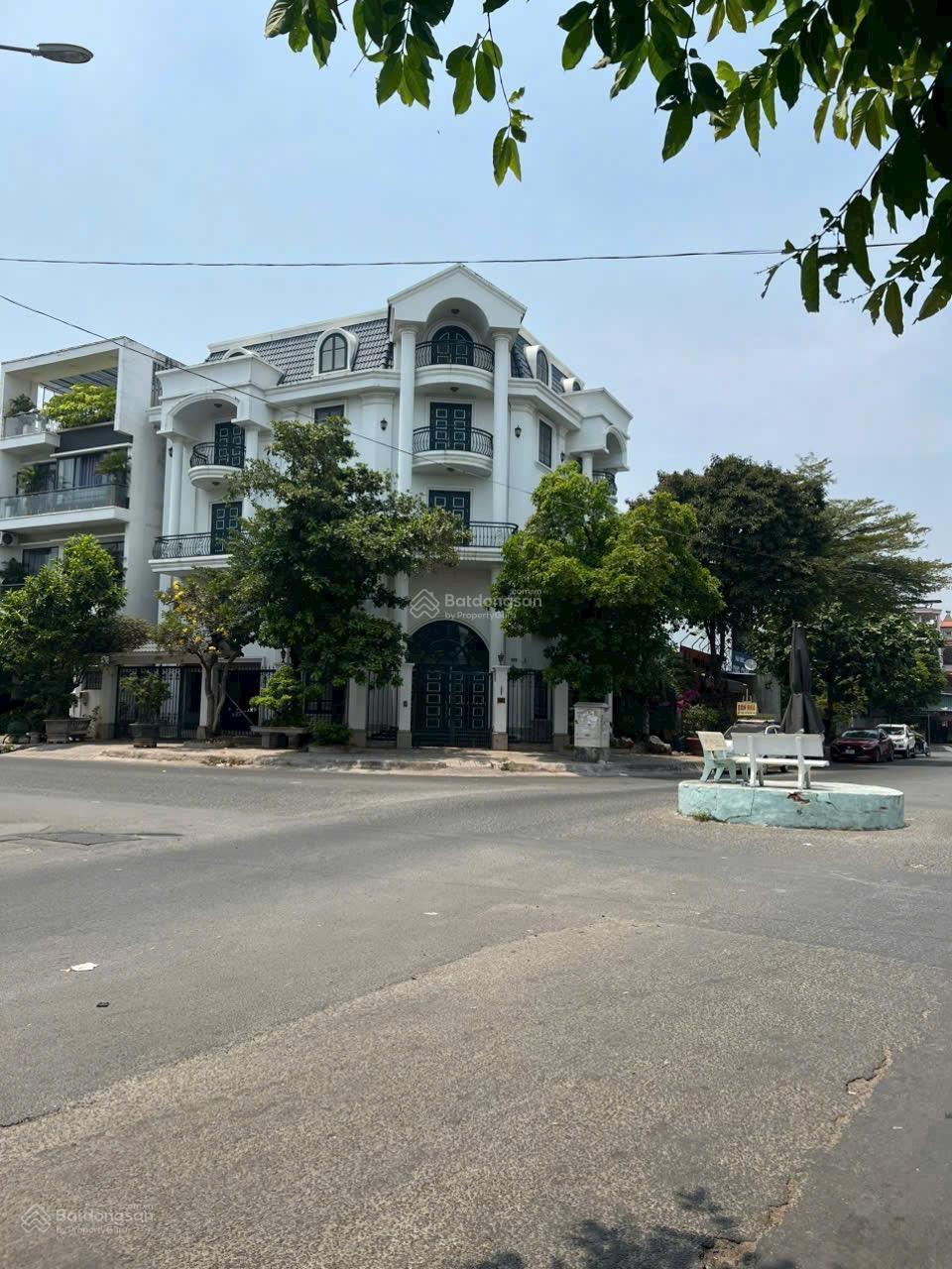 Biệt thự góc 2 mặt tiền đường 20m, vị trí siêu vip gần TTTM GigaMall. Nhà y hình, giá 43 tỷ