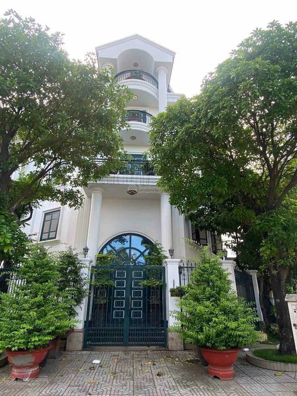 Biệt thự góc 2 mặt tiền đường 20m, vị trí siêu vip gần TTTM GigaMall. Nhà y hình, giá 43 tỷ