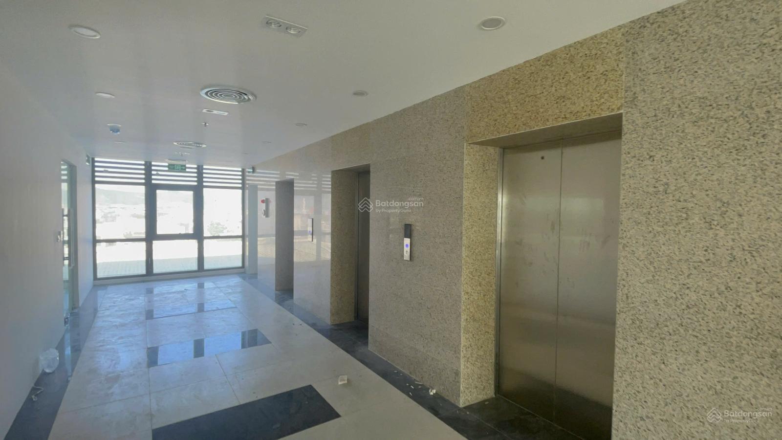 Văn phòng view biển, diện tích 500m2, giá chỉ 170.000đ/m2/th