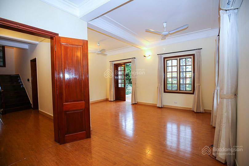 Cho thuê biệt thự 5PN, 4WC, 300m2 tại Phường Tây Hồ, Hà Nội, giá hợp lý