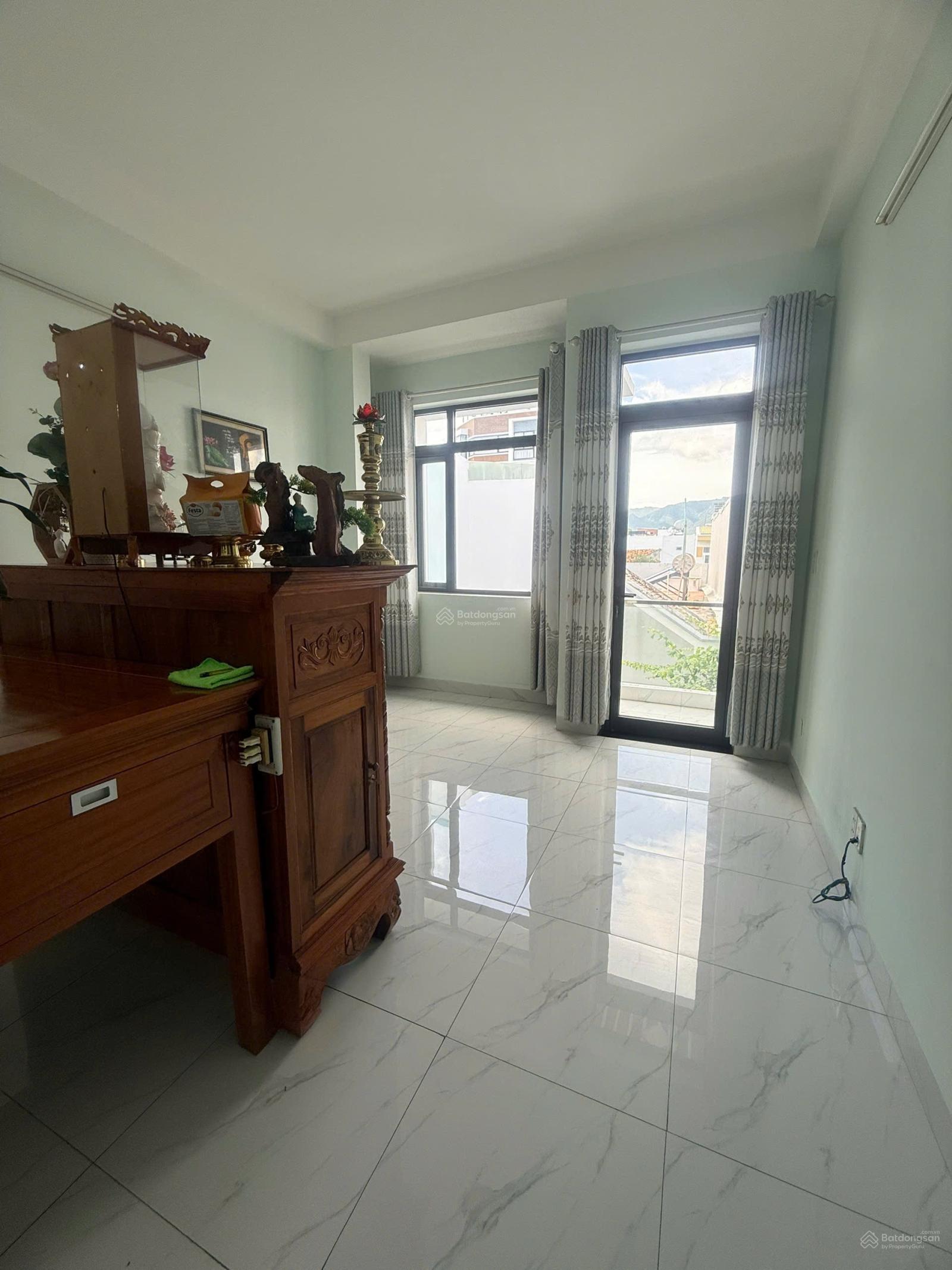 Bán nhà 3 tầng kiên cố hẻm an ninh đường Vân Đồn cách biển chỉ 5p di chuyển - ngay TTTP chỉ 5.8tỉ