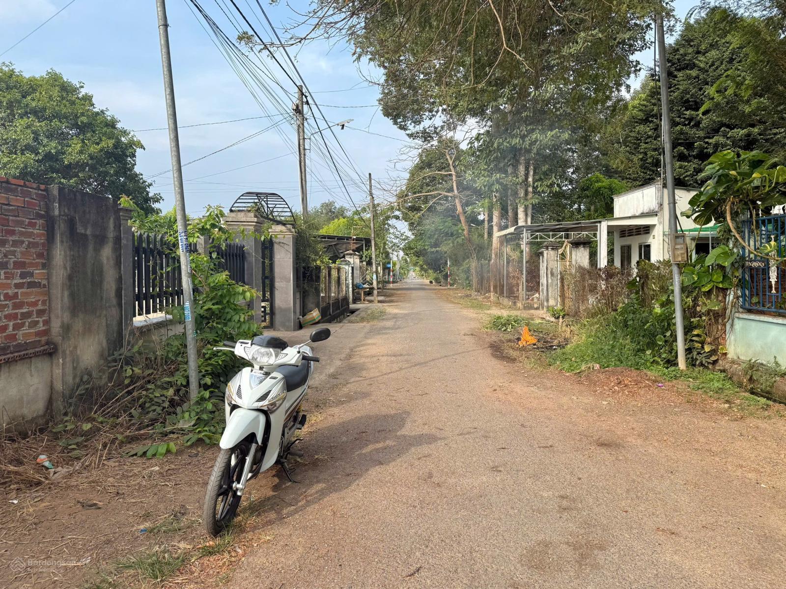 Đất gần quán 5 Linh Ấp Tân Hiệp - Xã Phước Thái, Diện tích 5x20m2. Giá bán 1tỷ450, Sổ thổ cư 100%.