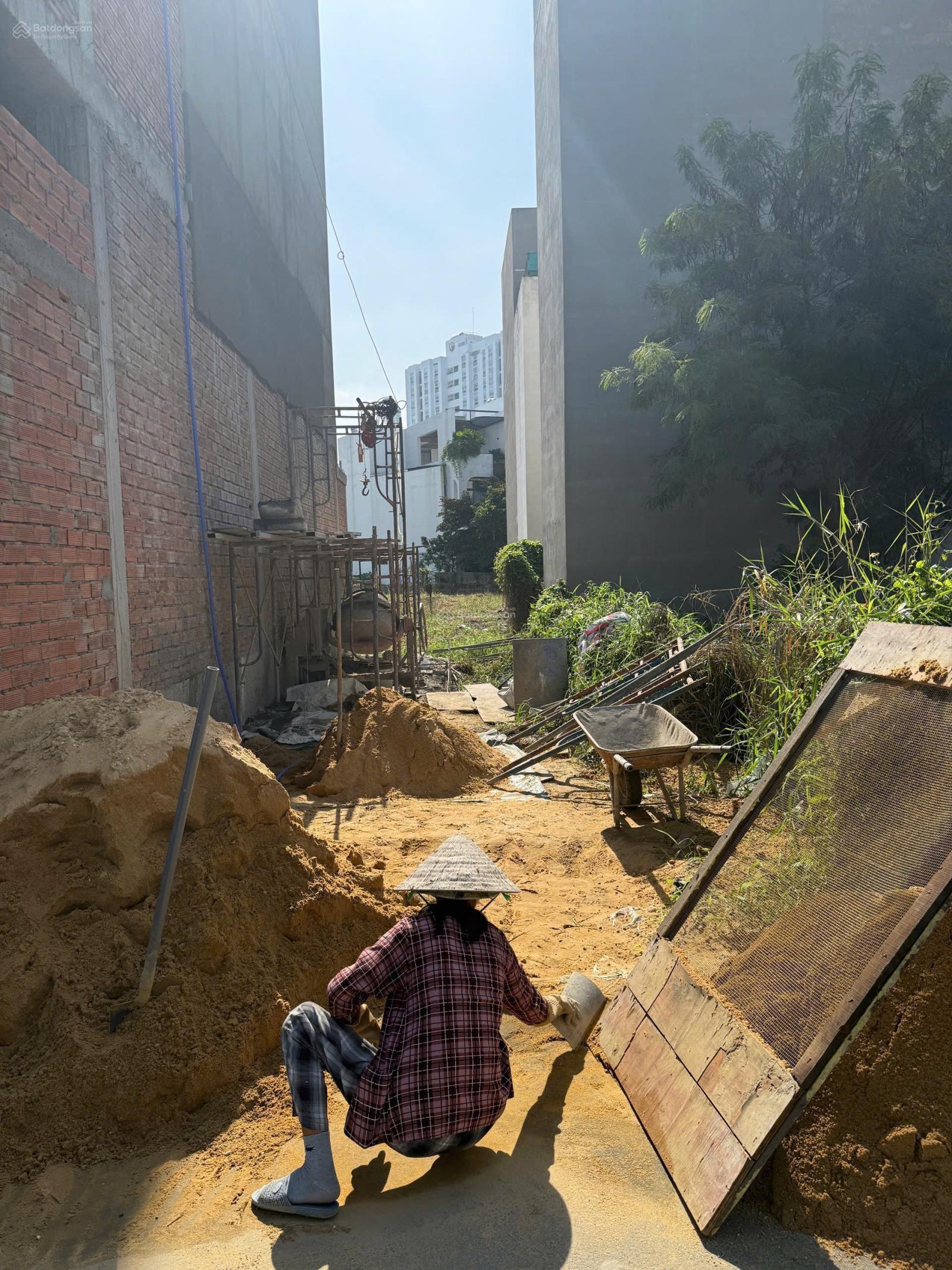 Bán đất gần ủy ban phường cũ , hệ số 3.0 Giá : 4.7 tỷ Diện tích : 56.7m2 ( 4x14m) Bán đất gần ủy ban phường cũ , hệ số 3.0 Giá : 4.7 tỷ Diện tích : 56.7m2 ( 4x14m)