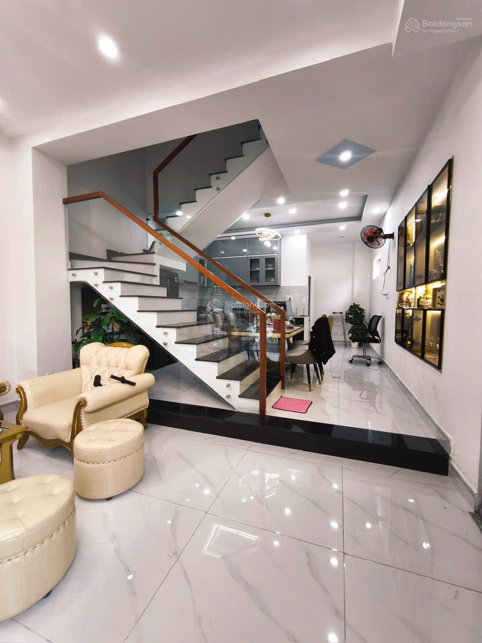 Bán nhà 1 trệt 2 lầu Tum. Sân đậu xe hơi đường xe tải thông gần khu Hồng Long, HBP thủ đức