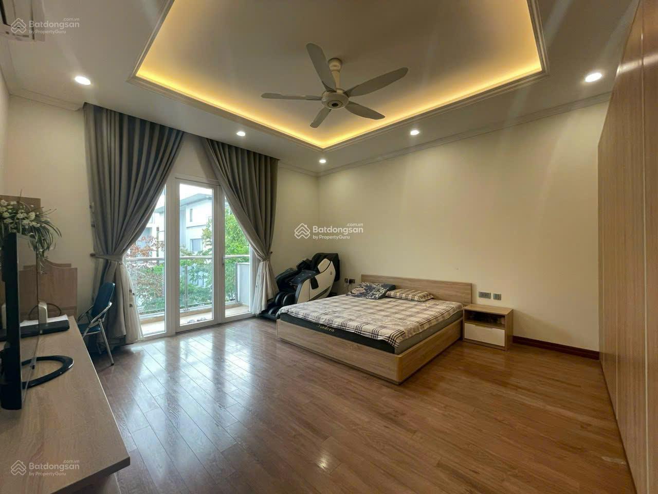 Bán biệt thự K2 Ciputra, nhà đã sửa đẹp, hướng Nam mát view công viên 65ha, DT 180m2. LH 0966 998 ***