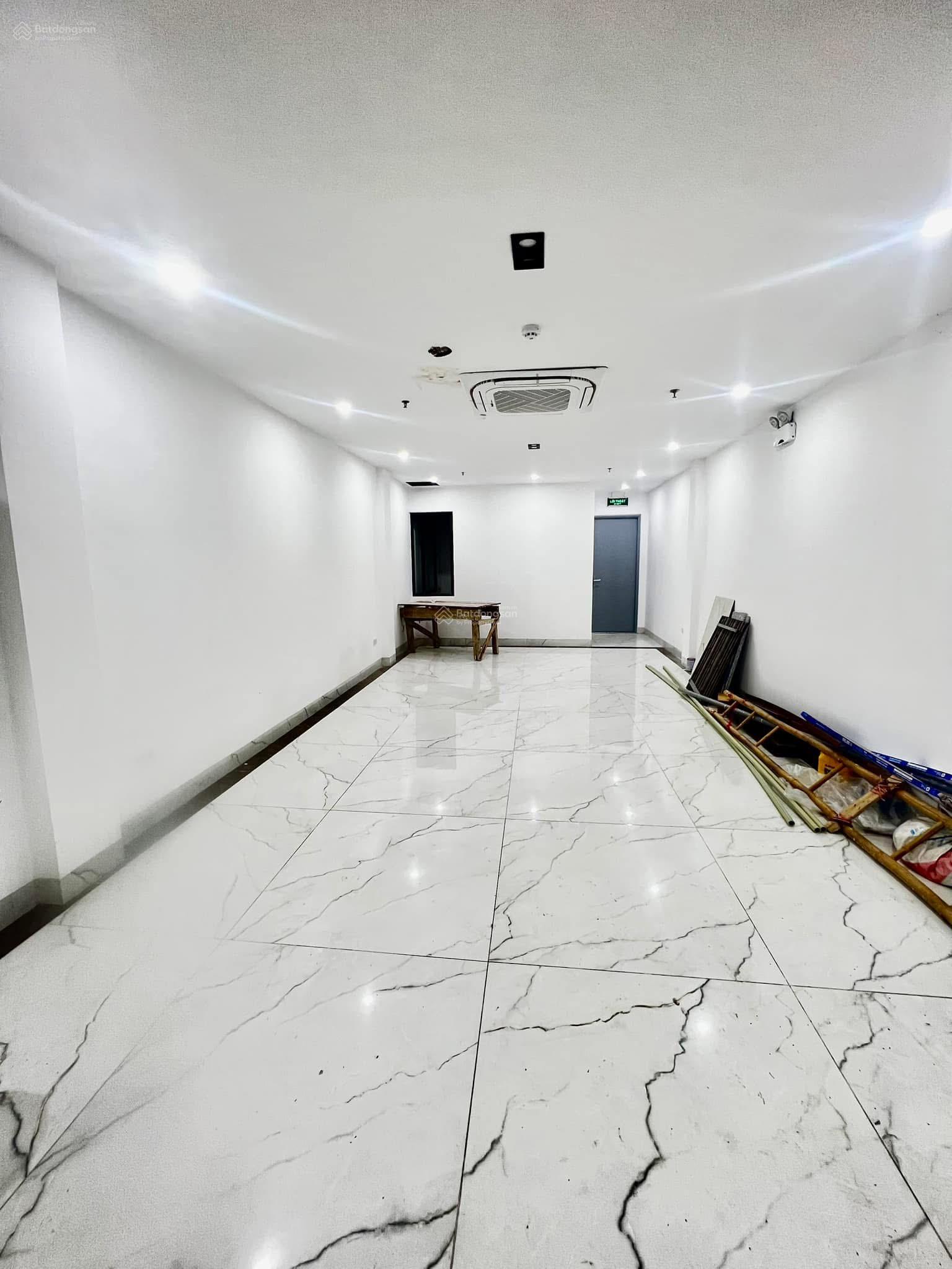 Toà văn phòng cạnh công viên, 100m2 8 tầng thang máy vỉa hè 3m, dòng tiền: 100tr/th, giá: 39.5 tỷ